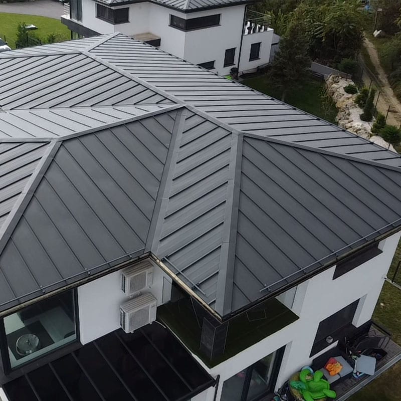 A képen egy korcolt lemezzel fedett családiház látható