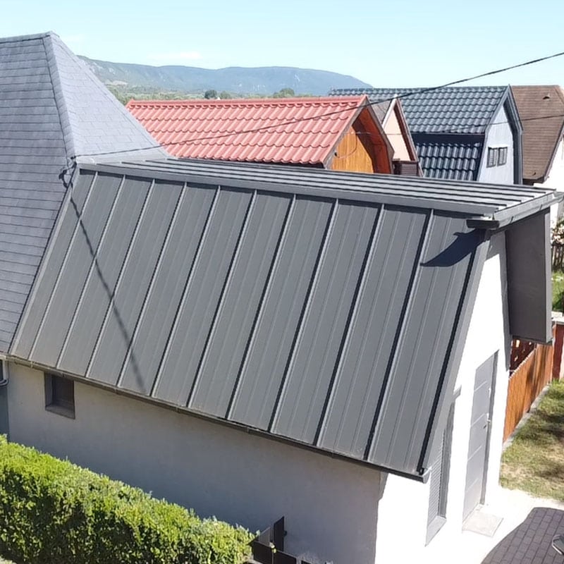 A képen egy korcolt lemezzel fedett családiház látható